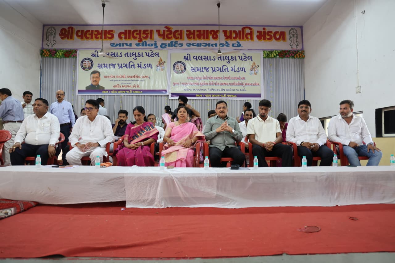 વલસાડ કોળી સમાજના ભવ્ય મંચ પર ક્રિકેટર હેનિલ પટેલ 110 તેજસ્વી તારલાનું સન્માન થયું